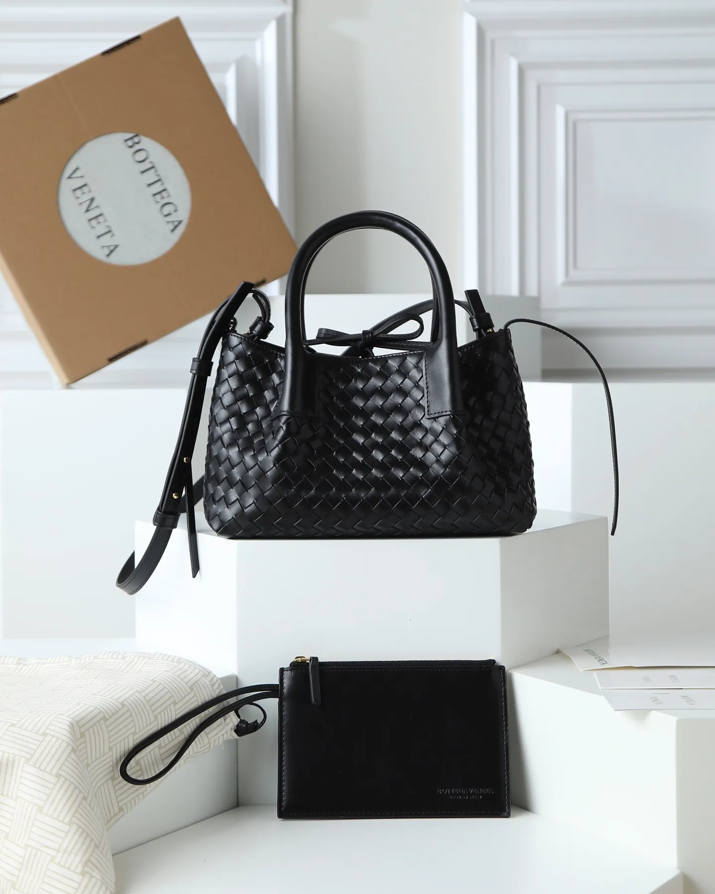 1000. BOTTEGA VENETA's 2025 new product pinacoteca has super soft leather, and the weaving function, practicality and relaxed fashion sense have not been lost ❤️‍🔥Amway is a must-have bag for sisters when going out. The size also accurately meets the commuting needs of urban beauties, and it can fit everything! ! ! 🔥The capacity should not be underestimated~ It doesn’t pick the person, the occasion, or the occasion. With its majestic curved outline, exquisite woven texture, delicate edges and rounded handles, this woven vegetable basket bag truly achieves the goal of “dressing up and being fashionable without getting in the way”~ Are you interested in Jimei? Style number: 819004 Size: 24*15*12cm